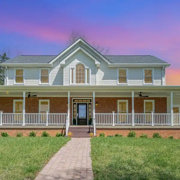 SPACIOUS COUNTRY HAVEN WITH MODERN UPDATES