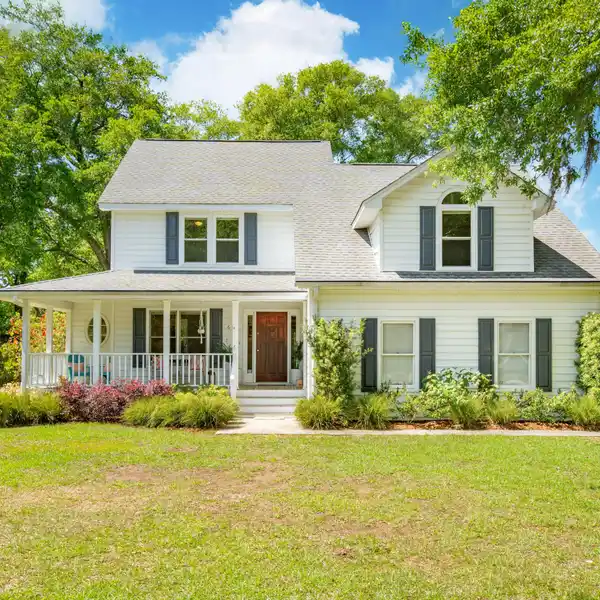 TRADITIONAL LOWCOUNTRY HOME IN DESIRABLE CLEARVIEW