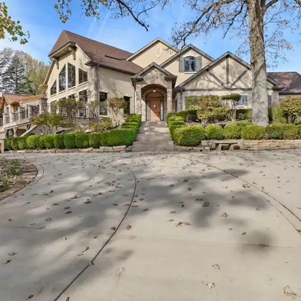 A MAGNIFICENT BLEND OF LUXURY AND COMFORT