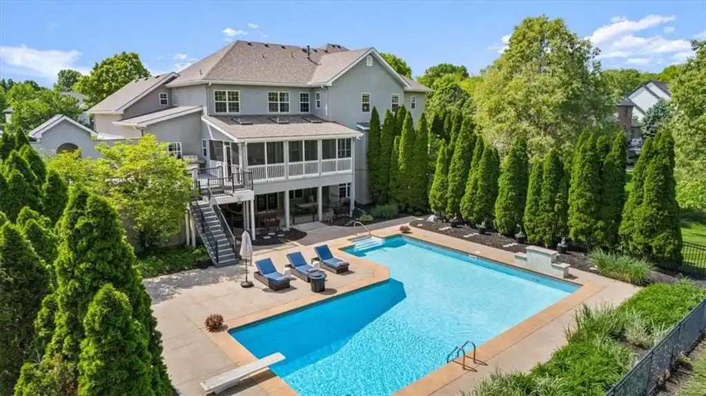 Town and Country Manor Beauty