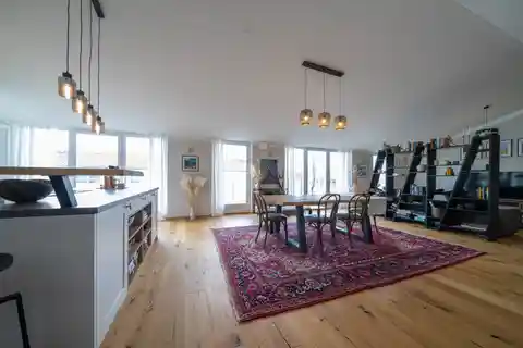 Large Like-New Penthouse