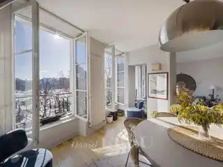 Peaceful Parisian Retreat with Open-Plan Living