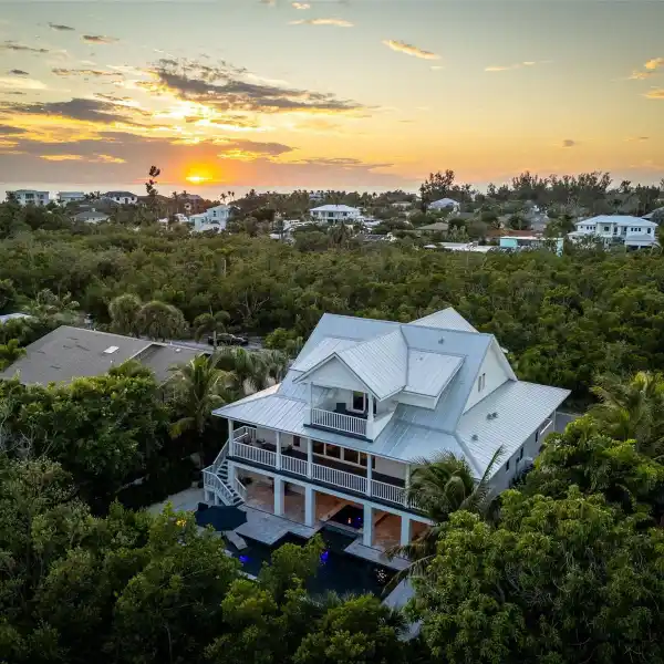 EXPERIENCE THE PINNACLE OF COASTAL LUXURY