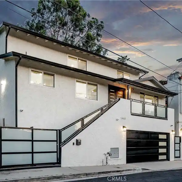 STUNNING NEWLY RENOVATED MODERN BEAUTY