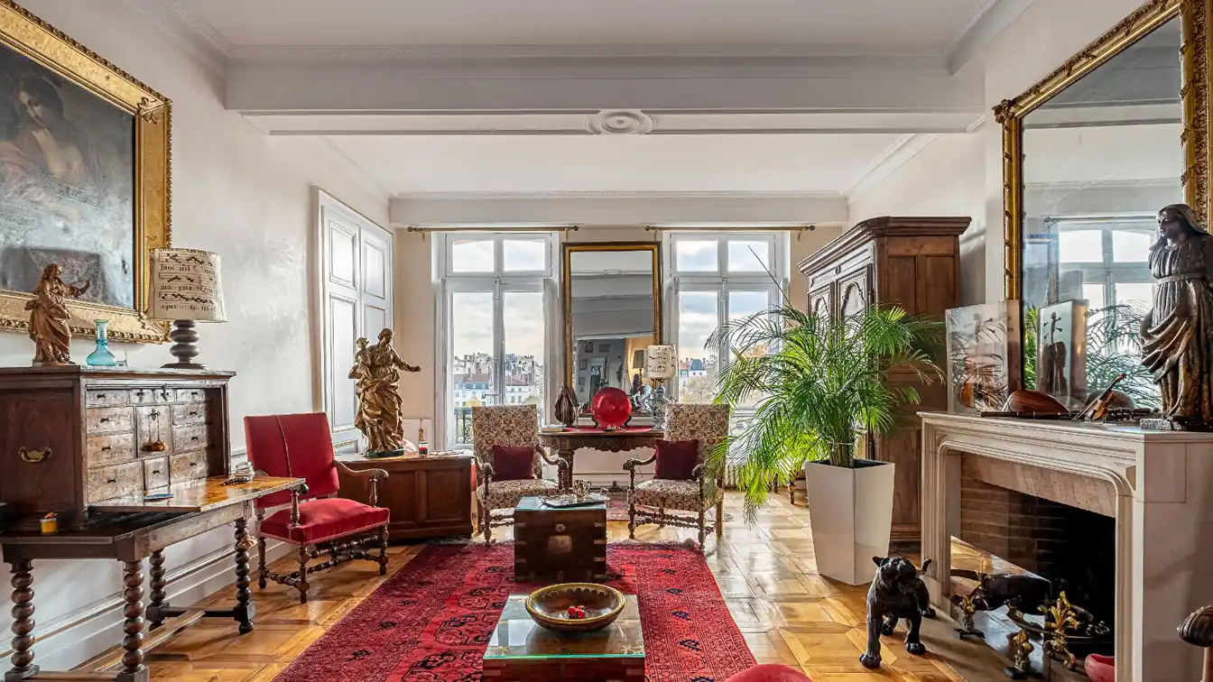 Third Floor Apartment in a Beautiful Bourgeois Building