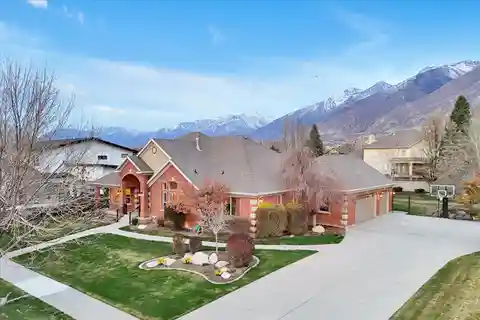Exceptional Property with Sweeping Mountain Views