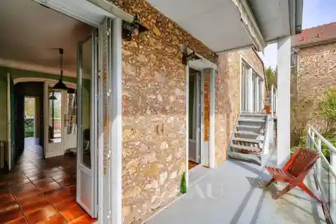 Classic Montretout Home with Wine Cellar