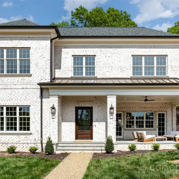 TIMELESS FUSION OF ELEGANCE AND MODERN COMFORT