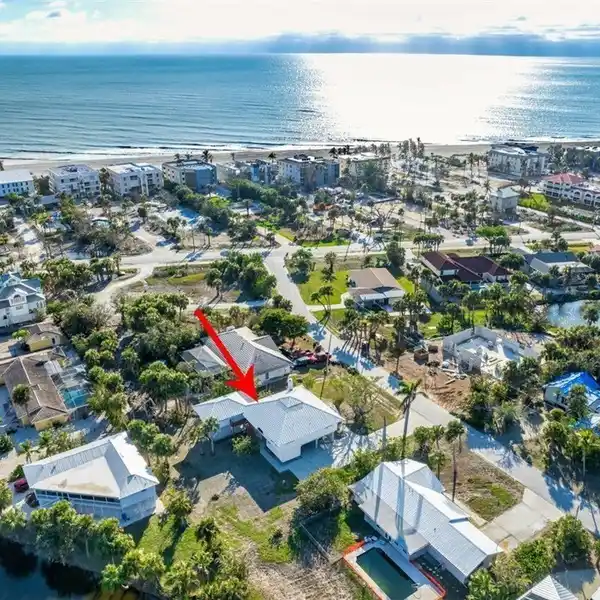 CHARMING BEACH COTTAGE WITH ATTACHED BUNGALOW