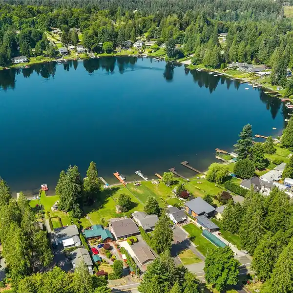 LAKESIDE SERENITY WITH EVERYDAY COMFORT