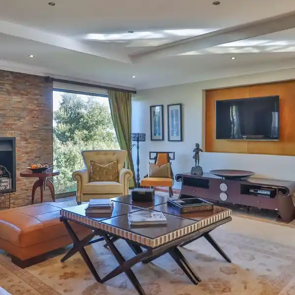 MODERN ELEGANCE MEETS GOLFSIDE TRANQUILITY