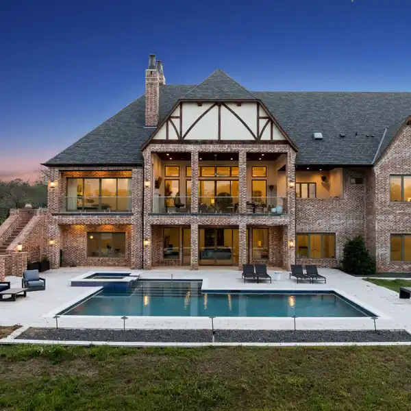 ENGLISH COUNTRYSIDE CHARM ABOVE LAKE GRAPEVINE