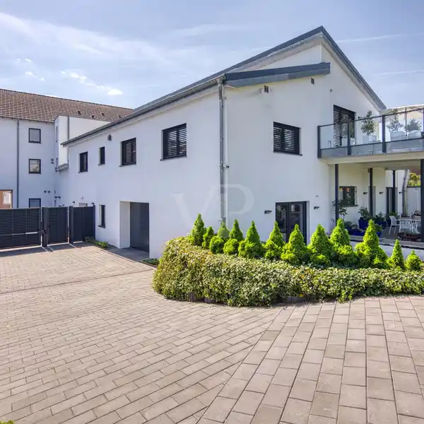 SUSTAINABLE LIVING WITH SINGLE-FAMILY HOUSE WITH ADDITIONAL POTENTIAL