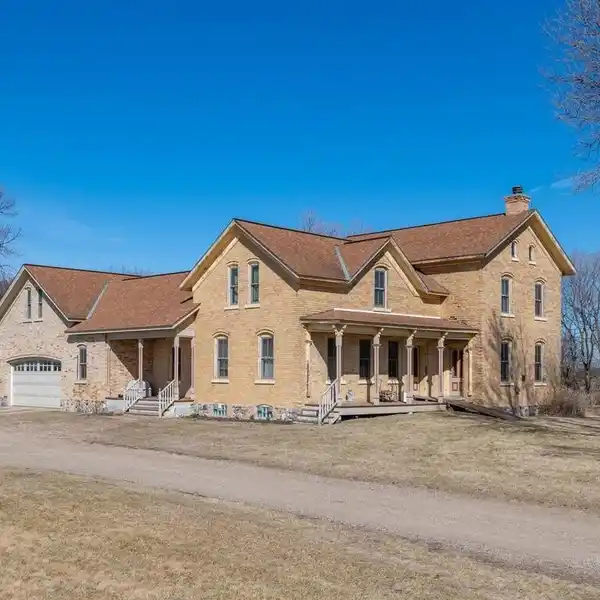 CHARMING EIGHT-ACRE COUNTRY PROPERTY