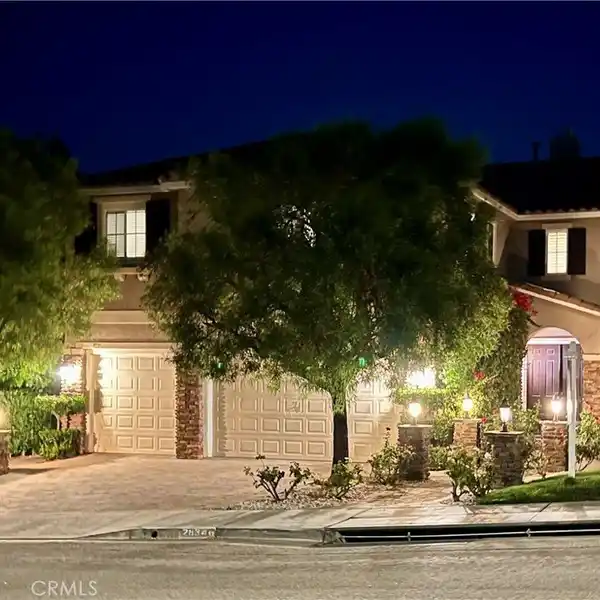 SOLAR-POWERED HOME WITH EXPANSIVE BACKYARD