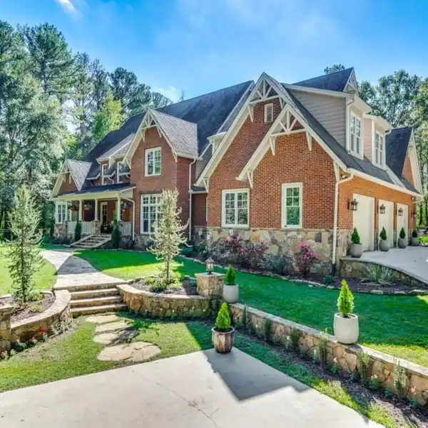 DELIGHTFUL AND SECLUDED ESTATE - VALLEY VIEW