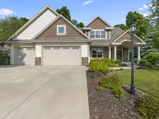Large Executive Home with Separate Quarters