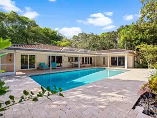 Old Floresta Elegance with Spa Suite and Saline Pool