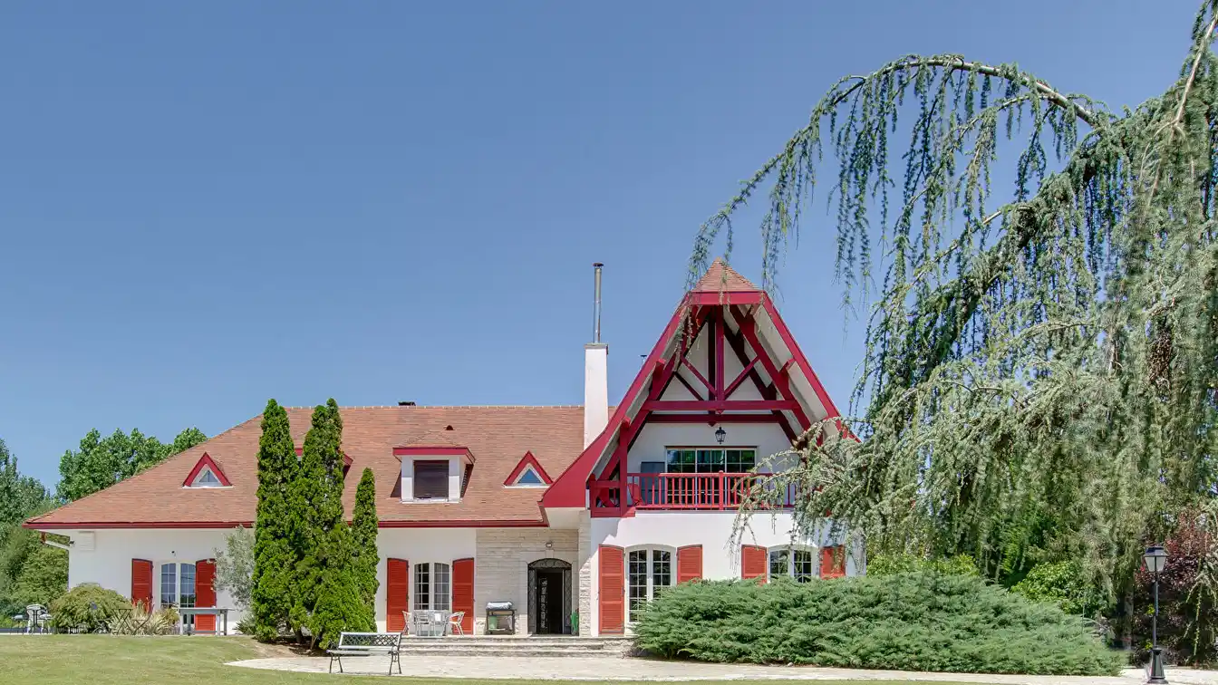 Bourgeois Residence in a Calm Yet Convenient Location