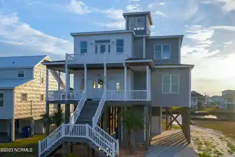 Inviting Canal-Front Home