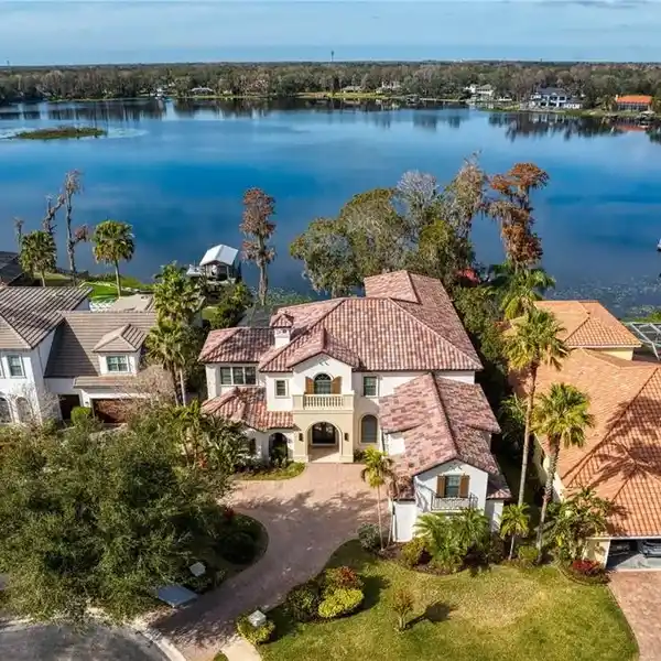 RARE LAKEFRONT HOME IN TAMPA, FL