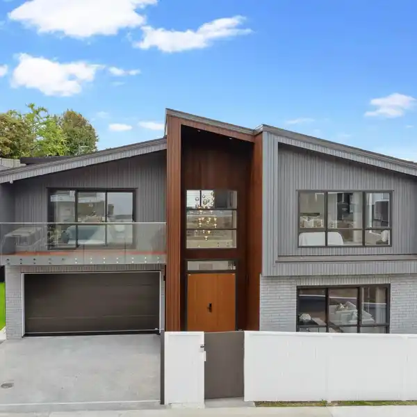 BRAND NEW HOME BLENDING LUXURY AND PRACTICALITY
