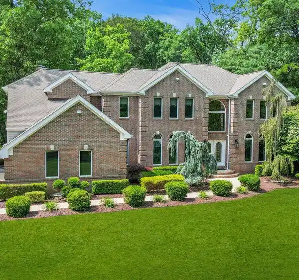 STUNNING CUSTOM RESIDENCE