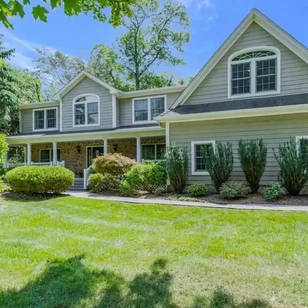 BEAUTIFUL COLONIAL IN THE LINCOLN SECTION OF WYCKOFF