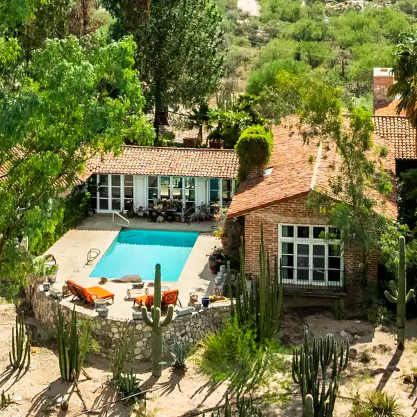 TIMELESS ELEGANCE MEETS WESTERN CHARM