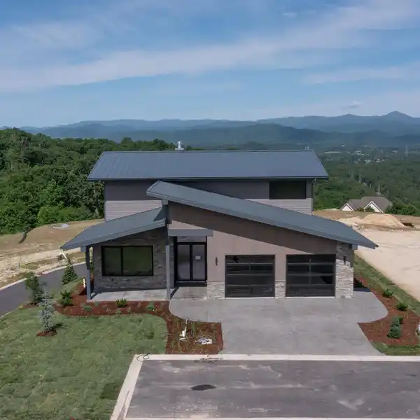 LUXURY LIVING AN AN EXCLUSIVE MOUNTAINTOP ENCLAVE