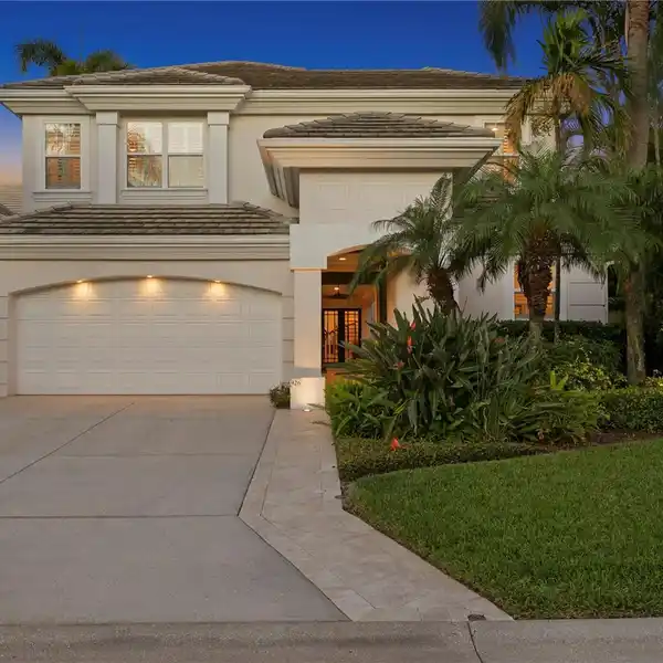METICULOUS SINGLE-FAMILY COURTYARD-STYLE HOME
