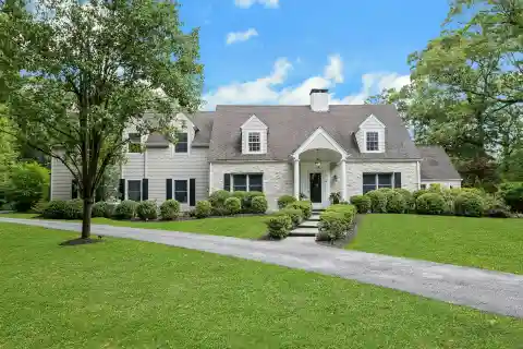 Charming Cape with Guest Cottage and Pool