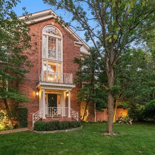 BEAUTIFULLY UPDATED ALL-BRICK END-UNIT TOWNHOUSE