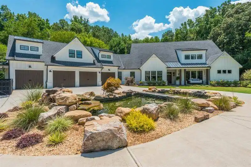 Immaculate Home Full of Upgrades