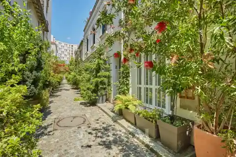 Leafy Cul-de-sac Living with Rooftop Views