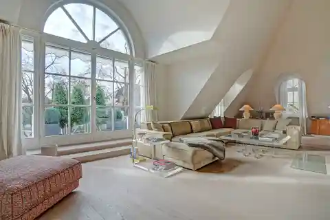 High-End Full-Floor Apartment