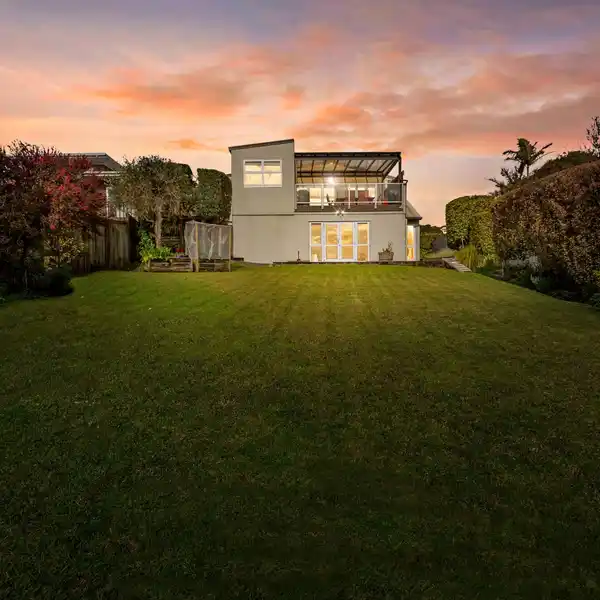 SEASIDE LIFESTYLE IN THE HEART OF MAIRANGI BAY