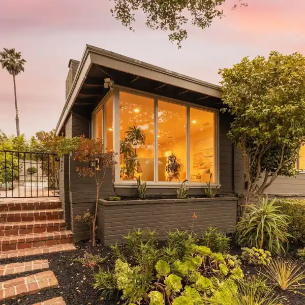 MID-CENTURY RETREAT IN UPPER ROCKRIDGE