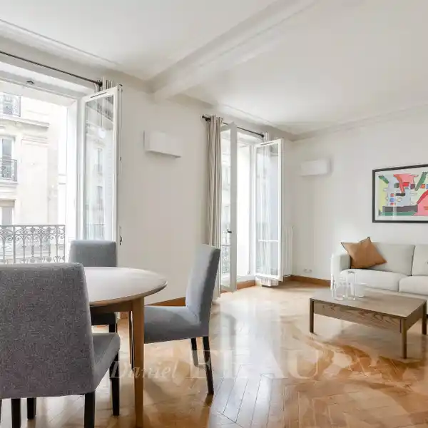 BEAUTIFUL APARTMENT IN A STONE BUILDING