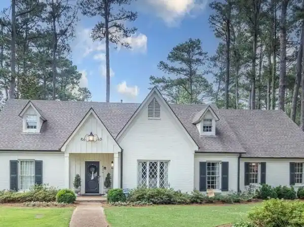 LOVELY HOME IN KIMBROUGH WOODS