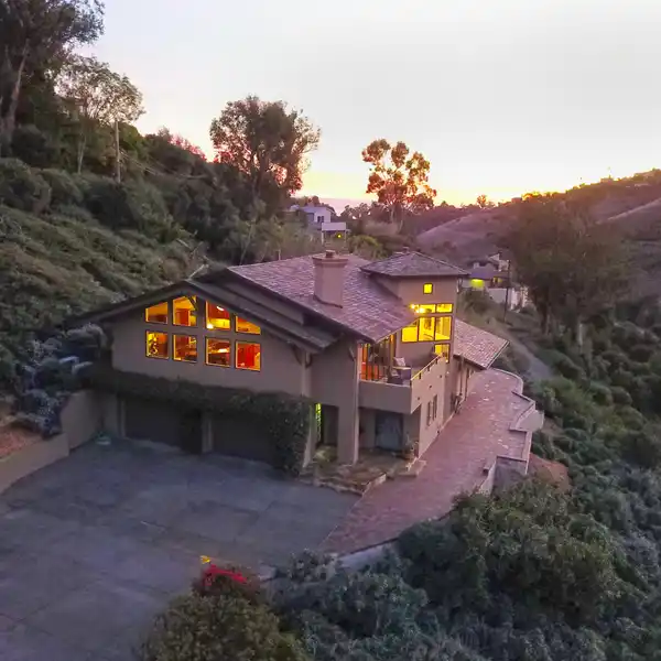 STUNNING CONTEMPORARY RETREAT