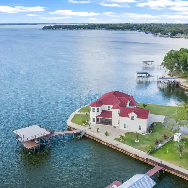 BREATHTAKING WATERFRONT PROPERTY
