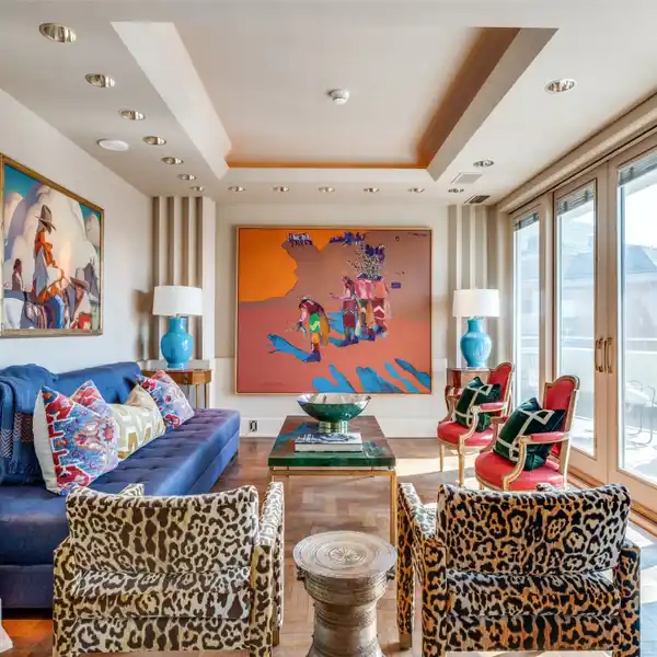 DESIGNER-FINISHED CONDO OVERLOOKING DOWNTOWN