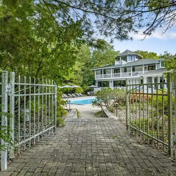 WHITE BRICK GRAND BEACH COASTAL STYLE ESTATE