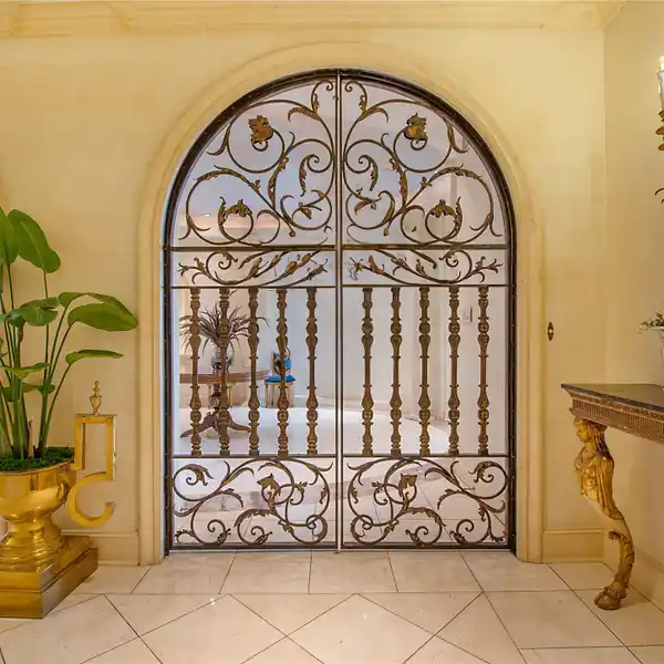 EXTRAORDINARY FULL-FLOOR HOME IN A PRESTIGIOUS BUILDING