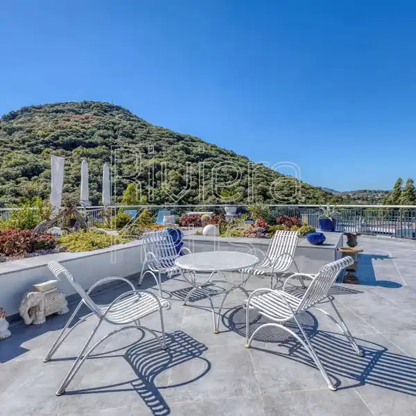 TOP-FLOOR APARTMENT WITH ROOFTOP TERRACE