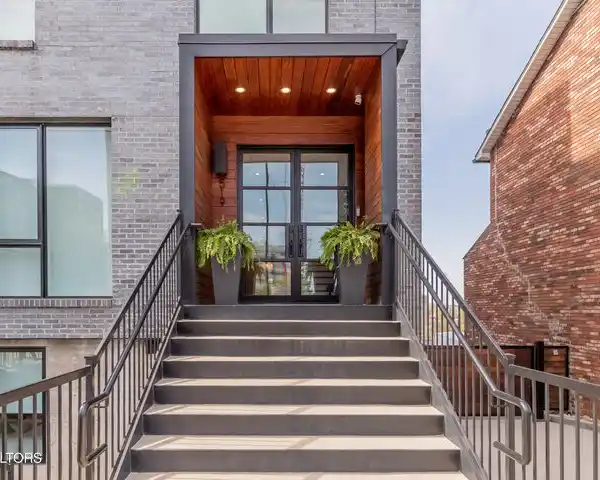 STYLISH UPTOWN LIVING