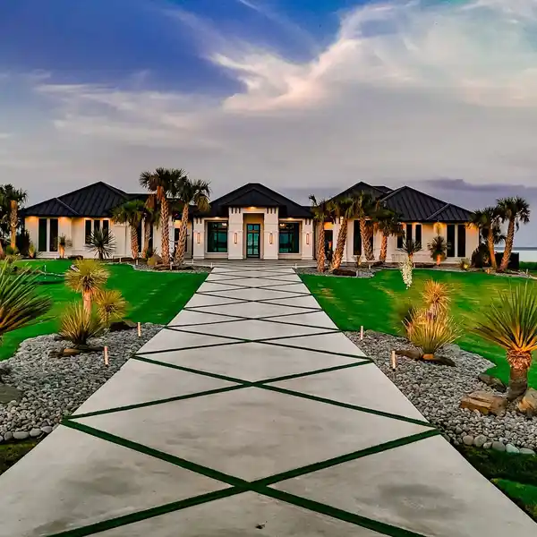 MODERN LUXURY MEETS LAKESIDE LIVING