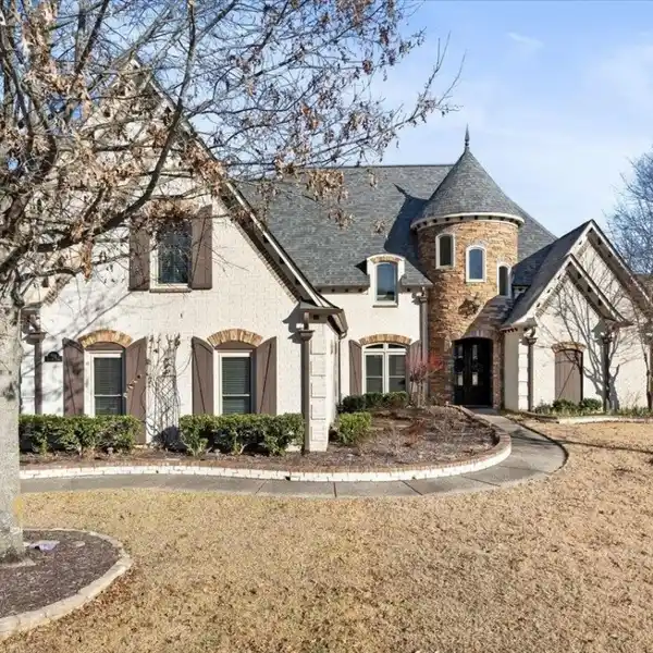 EXQUISITE HOME WITH A UNIQUE OPEN PLAN
