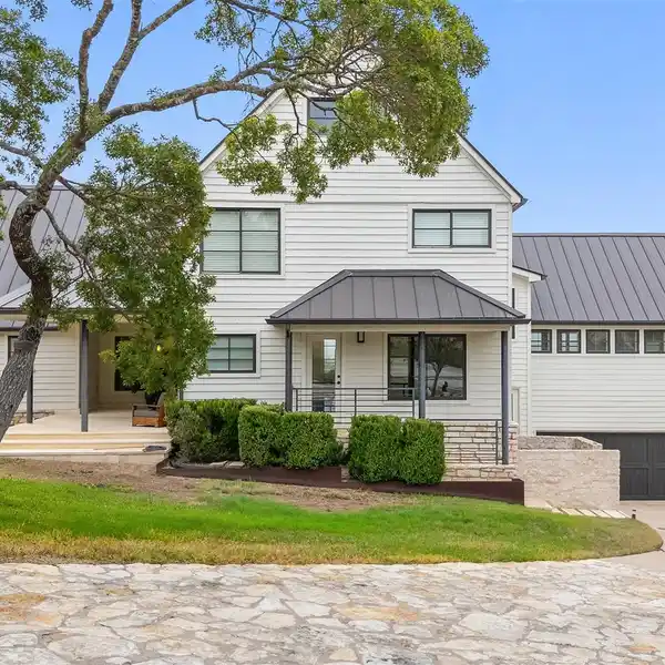 FARMHOUSE CHARM WITH CONTEMPORARY SOPHISTICATION